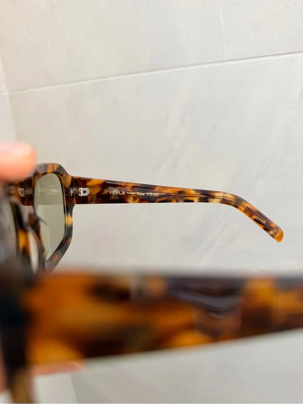 VEHLA Kaia Tort Sage Tortoise Sunglasses VS490 + Case
